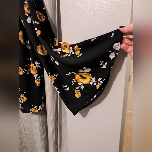 Torrid Bell Sleeve Shirt sz 1 - Picture 4 of 4